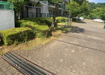 【庭】 | エステ・ヴィラ森の里　1号棟 | 物件によっては、入居者が個人的に使用できる専用庭がついているものもあります。また、住宅の中にある土間の部分を庭と呼ぶこともあります。庭の用途は住む人によって変わり、それによってデザインもさまざまです。