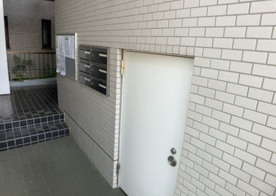 【設備】 | エステ・ヴィラ森の里　1号棟 | エントランス付近に設置されている集合ポストは、住んでいる部屋と離れているため、ポストをあさるなど誰かに何かされていても被害に気づきにくいです。入居する時には他人に特定されにくい番号で鍵をかけましょう！