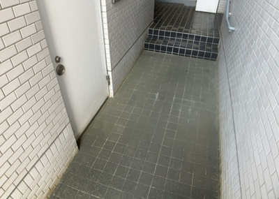 【ロビー】 | エステ・ヴィラ森の里　1号棟 | ロビーというと、エントランスと何がちがうの？と思いますよね。実はロビーとエントランスには明確な決まりはありません。物件によっては、エントランスを入って広がるある程度の広さのある空間がロビーとなります。