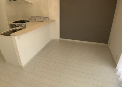 【ダイニング】 | エステ・ヴィラ森の里　1号棟 | ダイニングは、食事や家族の団らんスペースとしてだけではなく、ほかの用途としても使用することができます。ダイニングテーブルを置き、食事のためのスペースを作ることでリビングとの差別化を図ることができます。