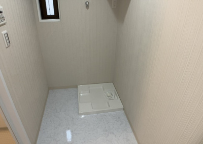 【ランドリースペース】 | エステ・ヴィラ森の里　1号棟 | ランドリースペースも気になります。洗濯機置場があり「洗う、干す、取り込む、アイロンがけ、たたむ」など、洗濯に関する家事をするための空間です。広さや収納など付帯設備も含めて、詳細は現地でご確認ください。