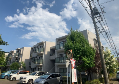 【構造・工法・仕様】 | エステ・ヴィラ森の里　1号棟 | ＲＣ造、Reinforced Concreteは直訳すると補強されたコンクリートです。主に柱や梁・床・壁が鉄筋とコンクリートで構成おり、鉄筋を組んだ型枠にコンクリートを流し込んで固めたものを指します。