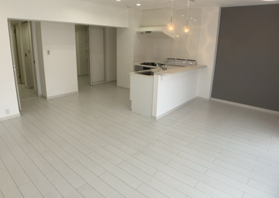 【居間・リビング】 | エステ・ヴィラ森の里　1号棟 | 直線タイプはLとDKを一直線に並べた形で対面キッチンのタイプです。一般的なのでよく見かけるかもしれません。直線タイプに似た直接アイランドタイプは、キッチンとダイニングの間に壁がない分広く感じられます。