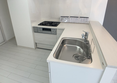 【キッチン】 | エステ・ヴィラ森の里　1号棟 | 標準的なシステムキッチンの横幅は、165cm～300cm程度です。2100・2400・2550・2700などミリ単位で表記されます。普段どのように料理をするのかを想定しながら合ったサイズを選びましょう