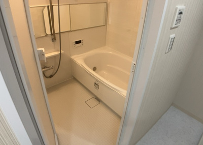 【浴室】 | エステ・ヴィラ森の里　1号棟 | 入浴時の快適さも大事なことですが、綺麗な状態を維持できなければ気持ちよく入浴できません。毎日の掃除が楽という点は大事なポイントになります！カビが生えにくく掃除がしやすい、壁や浴槽を選ぶといいでしょう。