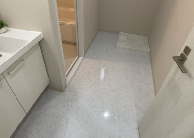 【脱衣所】 | エステ・ヴィラ森の里　1号棟 | 洗面脱衣所は「体を綺麗に整える場所」という目的と役割を持っています。そして便利で使い勝手のいい「体を綺麗に整える場所」にするためには、配置や動線、照明や収納計画をしっかりと検討しておく必要があります。