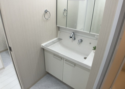 【独立洗面台】 | エステ・ヴィラ森の里　1号棟 | 洗面化粧台では顔を洗ったり、身だしなみを整えることが本来の使い方ですが、用途によっては洗面化粧台に求められる機能が違ってくるため、ご自身や家族のライフスタイルに合ったものを選ぶことをおすすめ致します。