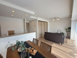 【居間・リビング】 | ベリスタ京都山科 | 窓から明るい陽射しが差し込むリビングダイニング
※写真中の家具調度品については売買の対象となっておりません。