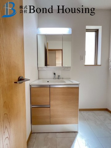 小中学校まで徒歩10分以内　桃山台3丁目　新築戸建　１号棟の洗面所