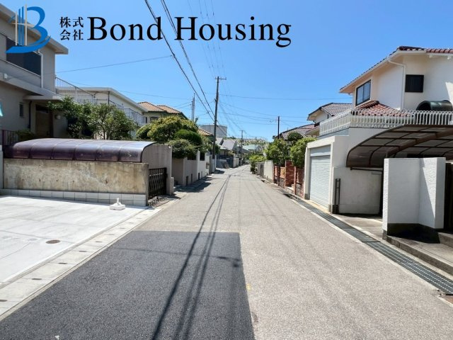 小中学校まで徒歩10分以内　桃山台3丁目　新築戸建　１号棟の前面道路含む現地写真