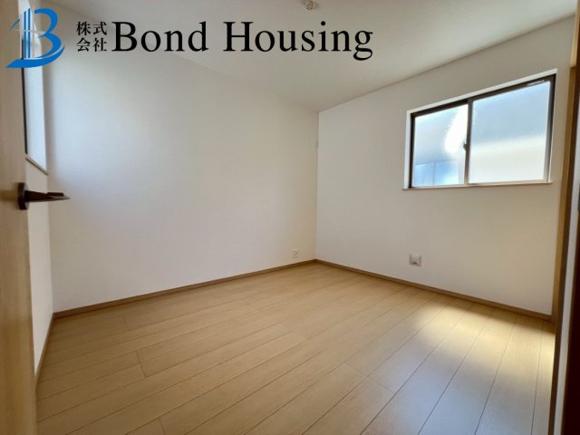 小中学校まで徒歩10分以内　桃山台3丁目　新築戸建　１号棟の洋室