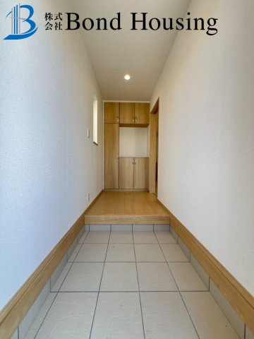 小中学校まで徒歩10分以内　桃山台3丁目　新築戸建　１号棟の玄関