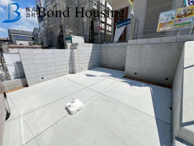 小中学校まで徒歩10分以内　桃山台3丁目　新築戸建　１号棟の駐車場