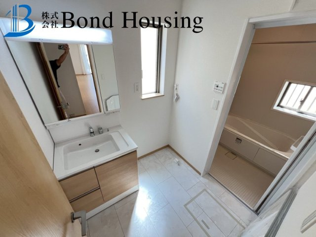 小中学校まで徒歩10分以内　桃山台3丁目　新築戸建　１号棟の洗面所