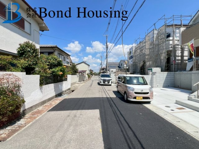 小中学校まで徒歩10分以内　桃山台3丁目　新築戸建　１号棟の前面道路含む現地写真