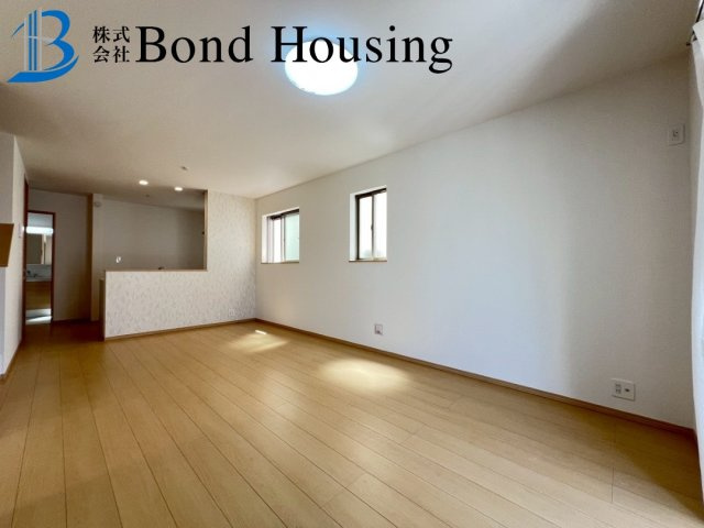 小中学校まで徒歩10分以内　桃山台3丁目　新築戸建　１号棟の居間・リビング