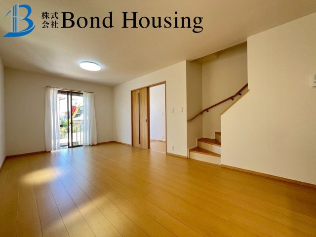 小中学校まで徒歩10分以内　桃山台3丁目　新築戸建　１号棟の居間・リビング