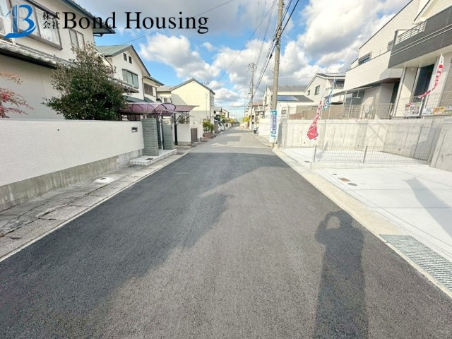 小中学校まで徒歩10分以内　桃山台3丁目　新築戸建　１号棟の前面道路含む現地写真
