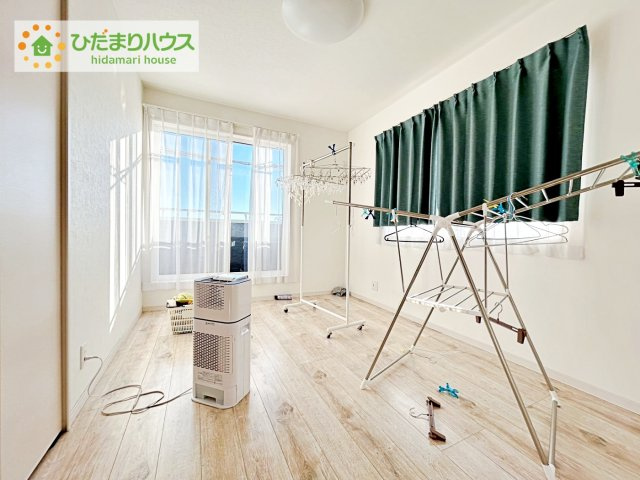 【洋室】 | ひたちなか市中根　中古戸建 | 二面採光の設計で明るい時間帯は陽が入り、リラックス出来るお部屋となっています。