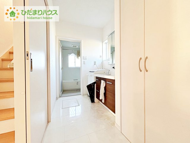 【独立洗面台】 | ひたちなか市中根　中古戸建 | 広々とした洗面所には収納スペースがございます☆