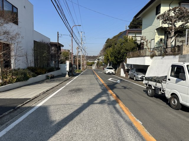 【成約】鎌倉市今泉台4丁目 本格ガレージ戸建ての前面道路含む現地写真