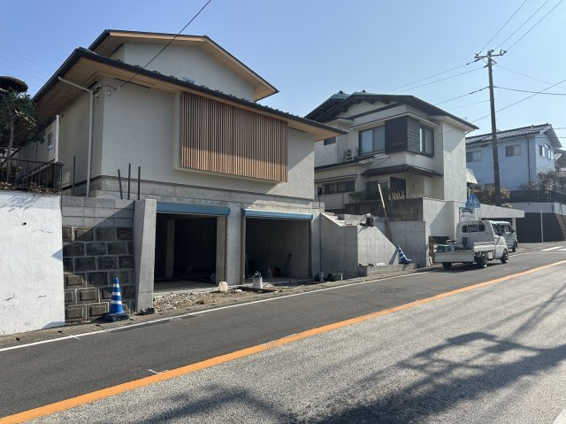 【成約】鎌倉市今泉台4丁目 本格ガレージ戸建ての前面道路含む現地写真
