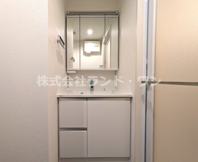 【独立洗面台】 | ワイズユウラク西所沢 | 三面鏡の洗面化粧台です