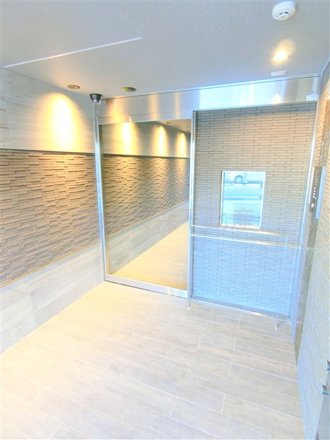 ディアレイシャス新蒲田のエントランス|防犯カメラ　TVモニター付オートロック