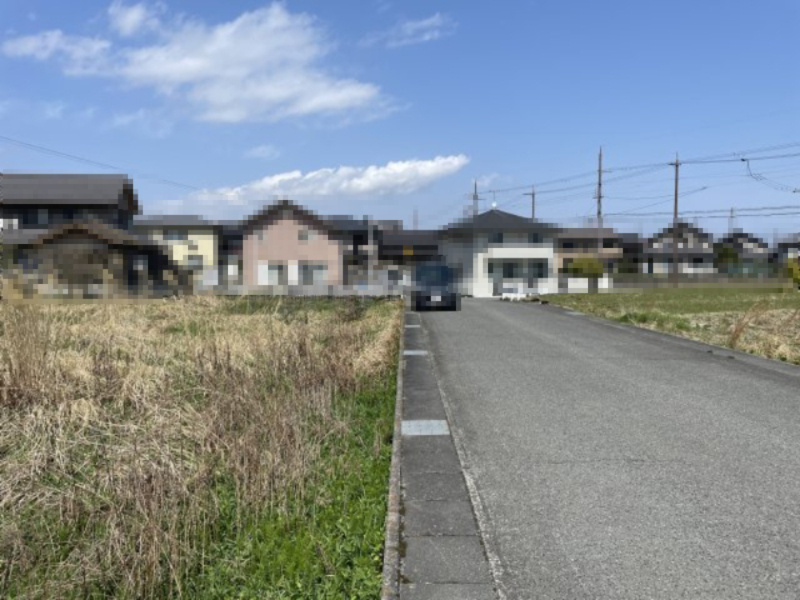 高島市城山台二丁目143坪土地の前面道路含む現地写真