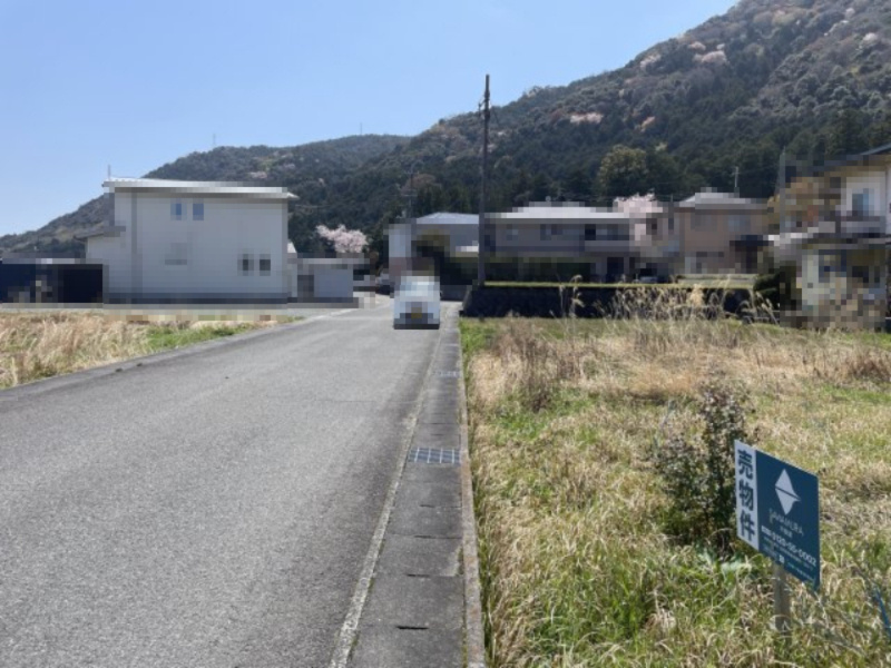 高島市城山台二丁目143坪土地の前面道路含む現地写真