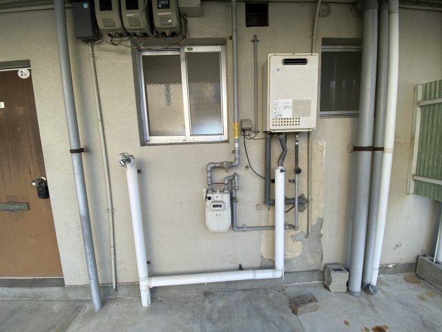 新橋アパートのその他|洗濯機置き場は屋外にあります。