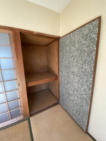 新橋アパートの収納|和室には半間の収納があります。