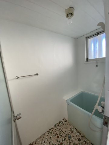 新橋アパートの浴室|洗い場がやや狭いですが、ちゃんとシャワーもついてます。