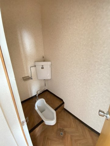 新橋アパートのトイレ|和式の水洗トイレです。