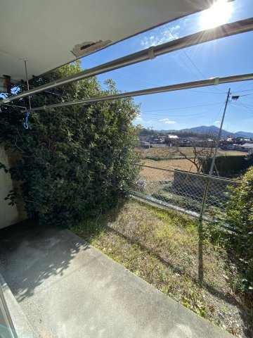 新橋アパートの庭|日当たりのいい専用庭があります。