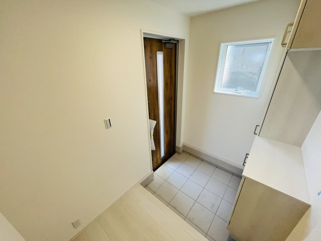 知多信濃川東部土地区画整理全６棟『仲介手数料無料』新築戸建ての玄関