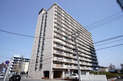 【外観】 | 【上質リノベ】パストラルハイム宇品 | 【耐震性】
耐震性の高さを判断するポイントは、
建築確認申請日が1981年6月1日以降の
新耐震基準に適合しているかどうか。
震度６程度の大地震でも
建物が崩壊しないレベルが基準になりました。