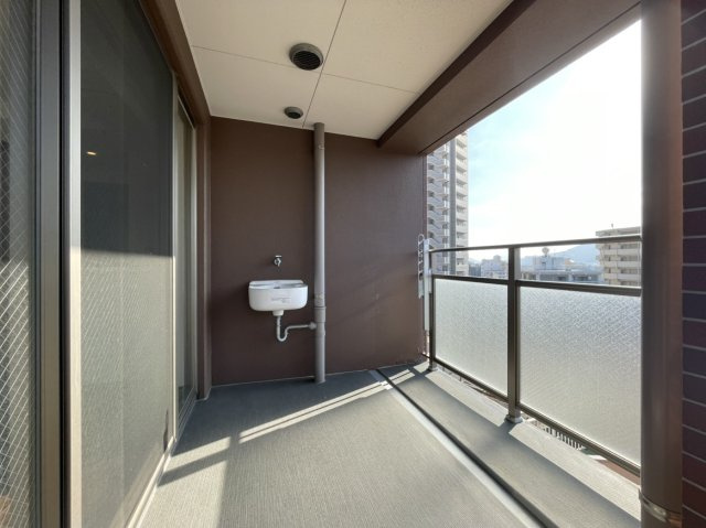 アルファステイツ本原のバルコニー|バルコニーは約2mの奥行きがあり、洗濯物干しや家庭菜園に便利です。また、シンクも設置されており、ガーデニングの際の水やりやバルコニーのお掃除に便利です。