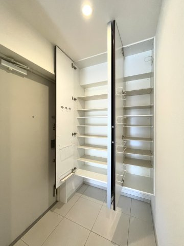 アルファステイツ本原の収納|玄関には大容量のシューズボックスがあり、靴が多い子育て世帯にも対応可能です。