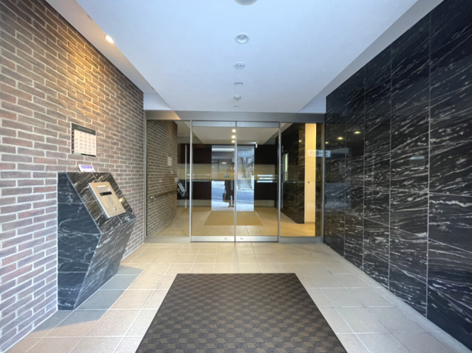 アルファステイツ本原のその他共用部分|玄関エントランスを撮影したものです。共用のエントランスドアはオートロックで防犯面も安心です。