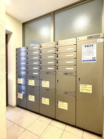 アルファステイツ本原のその他共用部分|エントランスには宅配ボックスが設置されております。