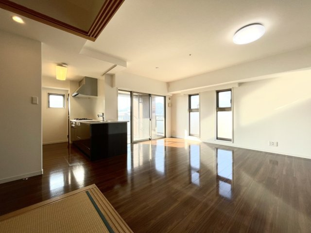 アルファステイツ本原の居間・リビング|15.1帖のリビング空間です。角住戸の為、採光面が多く光が入りやすい住環境です。