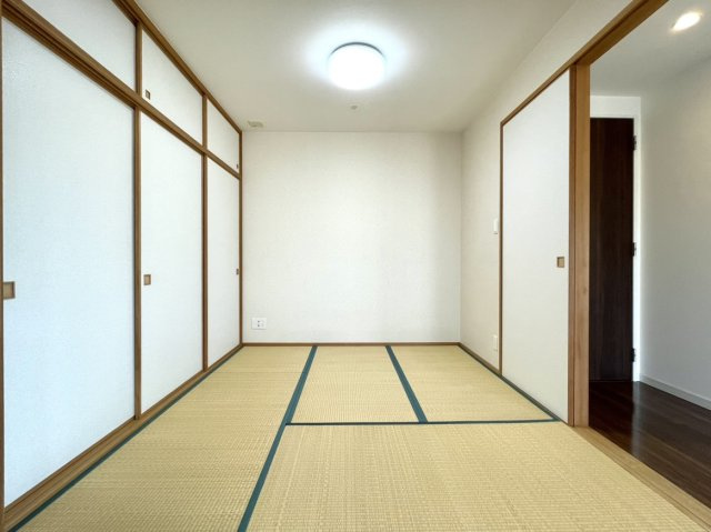 アルファステイツ本原の和室|和室には奥行きのある大容量の押入があります。