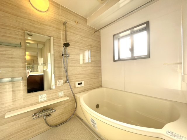 アルファステイツ本原の浴室|広々とした浴槽が魅力の浴室乾燥機付きのバスルームです。給湯器は追い炊き機能付きです。