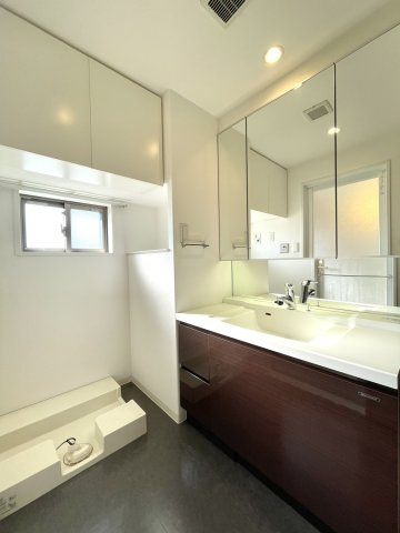 アルファステイツ本原の独立洗面台|独立洗面化粧台は三面鏡となっており、裏側は収納となっているため、化粧台周りを綺麗にみせることができます。