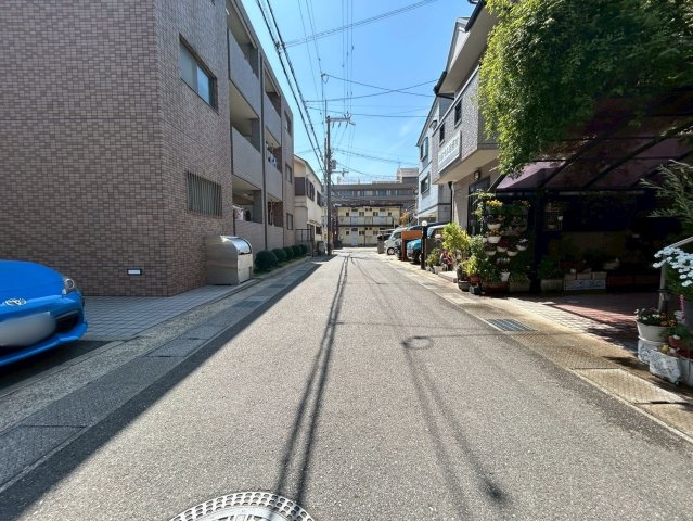 友岡４丁目　建築条件付き土地の前面道路含む現地写真|【前道】