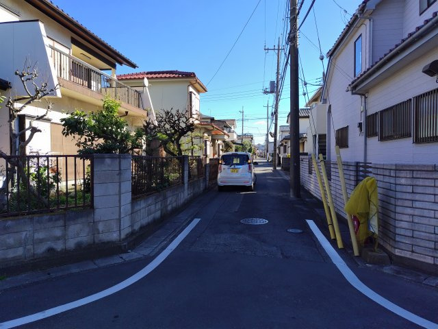 鴻巣市神明３丁目の売地の前面道路含む現地写真