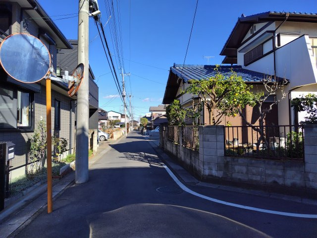 鴻巣市神明３丁目の売地の前面道路含む現地写真