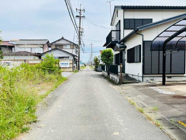 中古戸建　大垣市三塚町　平成12年築の前面道路含む現地写真