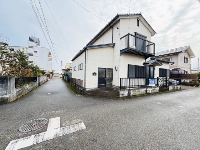 中古戸建　大垣市三塚町　平成12年築の前面道路含む現地写真